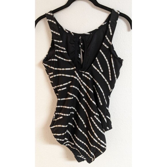 Wmn's MIRACLESUIT One-Piece Keyhole Front Black/White/Gold Metallic Swimsuit 10 - Picture 5 of 9